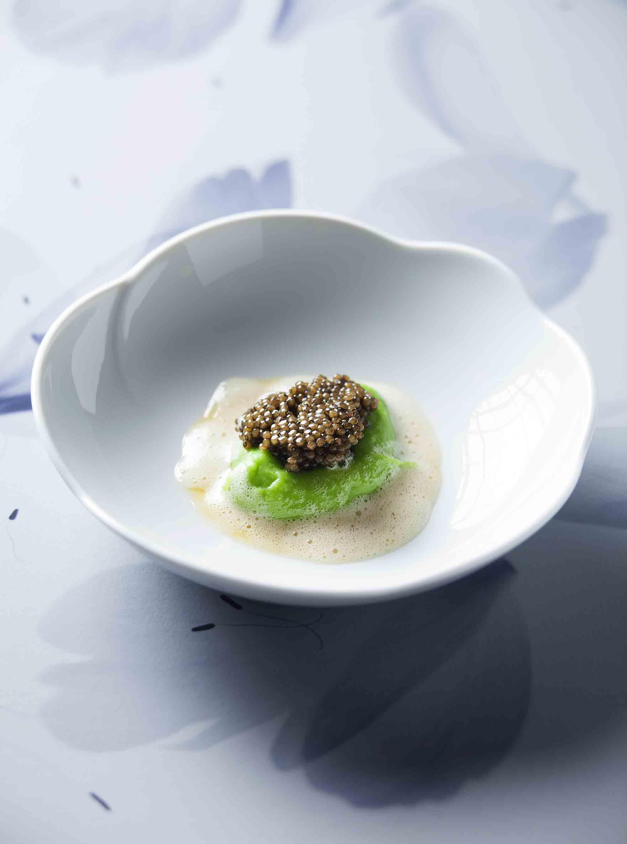Grünes Kartoffelprüree mit Kaviar in brauner Butter