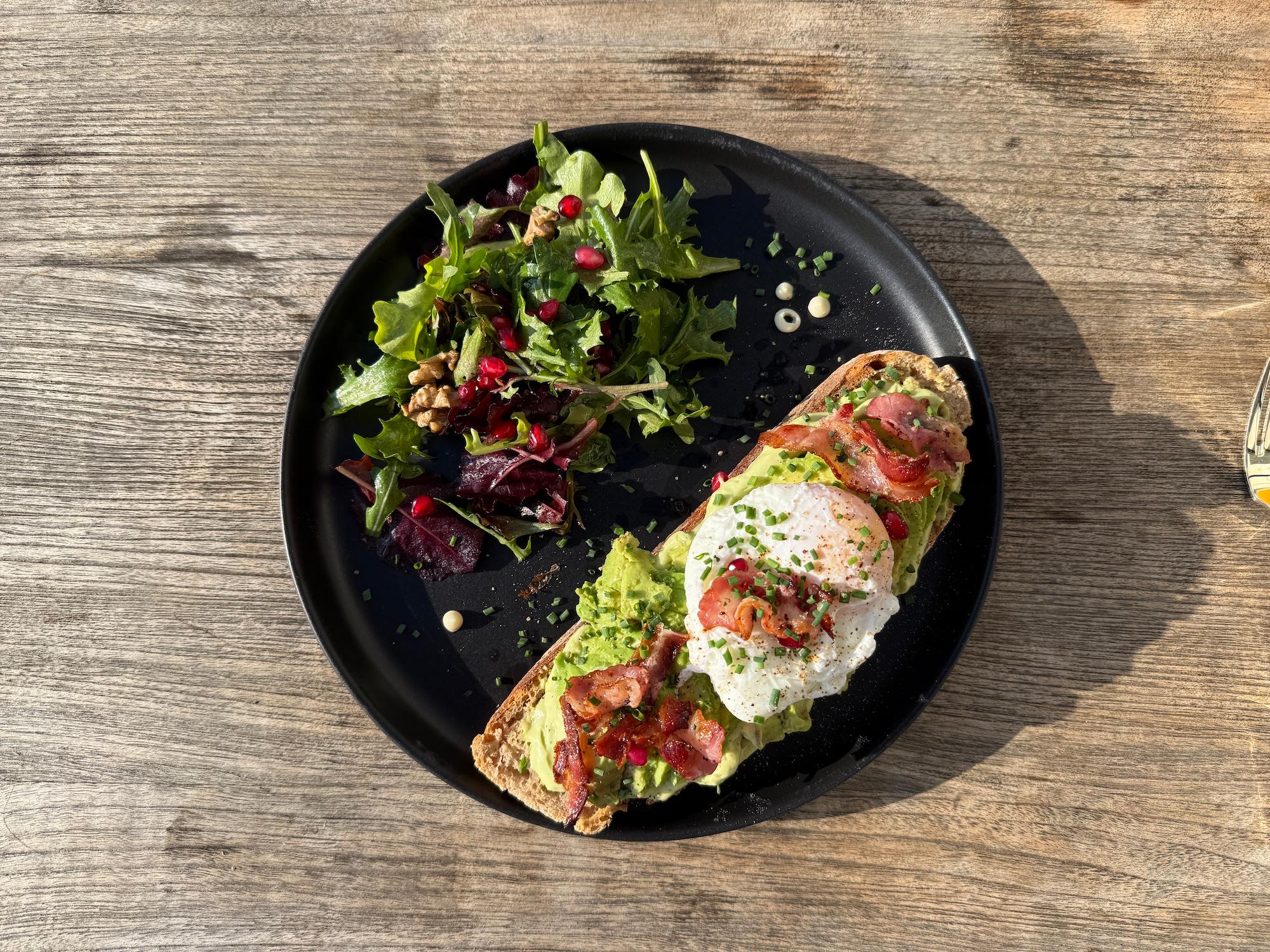 Avocado Eggs Benedict Frühstücksstulle