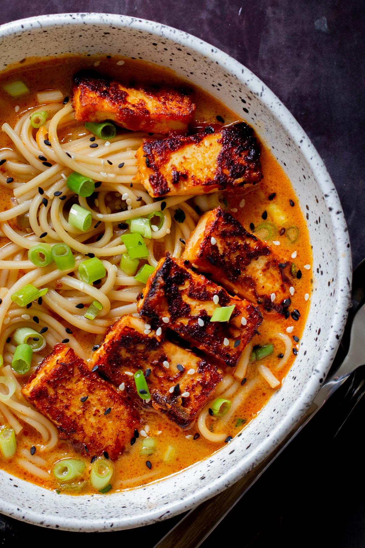 Erdnussbutter Miso Nudeln